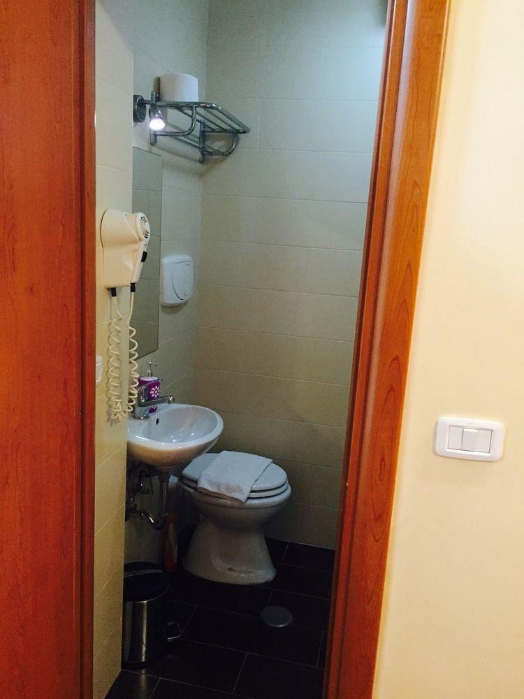 Zhihua Guest House روما المظهر الخارجي الصورة
